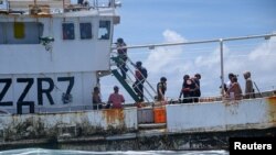 Thủy thủ tàu tuần duyên Mỹ Harriet Lane, cùng với nhân viên Cục Thủy sản và cảnh sát biển Vanuatu kiểm tra một tàu đánh cá Trung Quốc tại Vùng Đặc quyền Kinh tế của Vanuatu, ngày 26/2/2024.