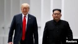 Tổng thống Mỹ Donald Trump và Lãnh tụ Triều Tiên Kim Jong Un gặp nhau tại Singapore, tháng 6/2018.