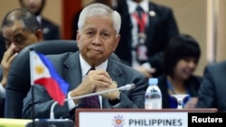 Ngoại trưởng Philipppines Albert del Rosario.