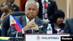 Bộ trưởng Ngoại giao Philippines Albert del Rosario nói ASEAN nên nói với Trung Quốc những gì nước này đang làm là sai và rằng hành động cải tạo bồi đắp đất ồ ạt nên dừng lại ngay lập tức