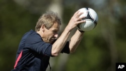 Huấn luyện viên trưởng đội tuyển bóng đá quốc gia nam của Mỹ Jurgen Klinsmann.