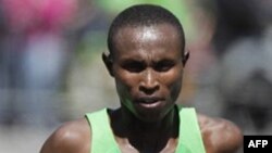 Vận động viên Geoffrey Mutai đoạt giải vô địch trong cuộc chạy đua Boston Marathon 2011