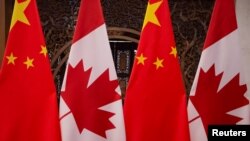 Quốc kỳ Trung Quốc và Canada.