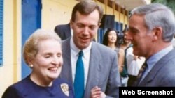 Ngoại trưởng Hoa Kỳ Madeleine Albright, Viên chức Chính trị Ted Osius, và Đại sứ Pete Peterson, tại lễ động thổ xây tòa Tổng Lãnh sự Hoa Kỳ tại thành phố Hồ Chí Minh tháng 6/1997.