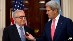 Đặc sứ Liên Hiệp Quốc-Liên đoàn Ả Rập về Syria, ông Lakhdar Brahimi (trái) và Ngoại trưởng Mỹ John Kerry (ảnh tư liệu 14/14/2013).