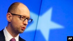 Thủ tướng Ukraina Arseniy Yatsenyuk nói chuyện tại một cuộc họp báo ở Brussels, 6/3/14