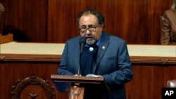 Dân biểu Raul Grijalva trong một cuộc tranh luận tại Hạ viện Mỹ (ảnh tư liệu, 18/12/2019, House Television via AP)