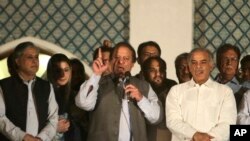 Ông Nawaz Sharif (giữa) nói chuyện với các ủng hộ viên