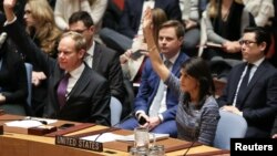 Đại sứ Mỹ tại Liên Hiệp Quốc Nikki Haley giơ tay biểu quyết tại Hội đồng Bảo an để áp đặt những chế tài mới lên Triều Tiên, tại trụ sở Liên Hiệp Quốc ở New York, ngày 22 tháng 12, 2017.