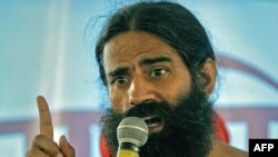 Ông Baba Ramdev, người điều hành một chương trình yoga được rất nhiều người ái mộ trên đài truyền hình hàng ngày của Ấn Độ, đã chấm dứt cuộc tuyệt thực chống tham nhũng