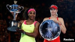 Serena Williams (trái) và Maria Sharapova tại giải quần vợt Úc mở rộng năm 2015, Melbourne, 31/1/2015.