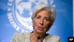 Giám đốc Quỹ Tiền tệ Quốc tế Christine Lagarde, người từng là bộ trưởng kinh tế của Pháp, là một trong số 17 người nói rằng họ sẽ không giữ im lặng nữa về tình trạng quấy rối tình dục trong nền chính trị Pháp.