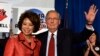 Thượng nghị sĩ bang Kentucky Mitch McConnell (phải) cùng phu nhân Elaine Chao vẫy chào những ủng hộ viên sau chiến thắng trong cuộc bầu cử sơ bộ hôm 20/5/2014 ở Louisville. bang Kentucky.