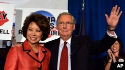 Thượng nghị sĩ bang Kentucky Mitch McConnell (phải) cùng phu nhân Elaine Chao vẫy chào những ủng hộ viên sau chiến thắng trong cuộc bầu cử sơ bộ hôm 20/5/2014 ở Louisville. bang Kentucky.