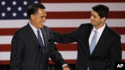 Ứng cử viên đảng Cộng hòa Mitt Romney (trái) và người đứng chung liên danh tranh cử Paul Ryan 