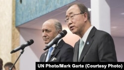 Tổng Thư ký LHQ Ban Ki-moon, phải, và Ngoại trưởng Pháp Laurent Fabius, chủ tịch hội nghị biến đổi khí hậu (COP21), trong 1 buổi họp báo ở Paris, ngày 12/12/2015.