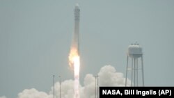 Hỏa tiễn Antares của công ty Orbital Sciences rời mặt đất đưa phi thuyền Cygnus vào không gian, Đảo Wallops, bang Virginia, ngày 13 tháng 7, 2014.