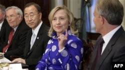 Từ trái sang phải: Đại sứ LHQ Lynn Pascoe, Tổng thư ký LHQ Ban Ki-Moon, Ngoại trưởng Mỹ Hillary Clinton, và cựu Thủ tướng Anh Tony Blair tham dự 1 bữa ăn tối tại Bộ Ngoại giao ở Washington, 11/7/2011