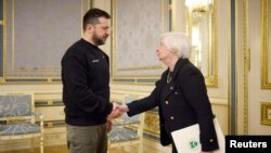 Bộ trưởng Ngân Khố Mỹ Janet Yellen gặp Tổng thống Ukraine Volodymyr Zelenskyy tại Kyiv, ngày 27/2/2023.