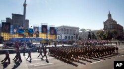 Binh lính Ukraine duyệt binh trên phố Khreshchatyk kỷ niệm Ngày độc lập ở thủ đô Kyiv, Ukraine, ngày 24/8/2015.