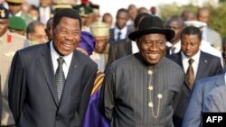 Tổng thống Nigeria Goodluck Jonathan (phải) và Tổng thống Boni Yayi gặp nhau tại cuộc họp khẩn của Hiệp hội các nước thuộc khu vực Tây Phi, tức ECOWAS tại Abuja ngày 24/12/2010