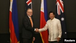 TƯ LIỆU: Tổng thống Philippines Ferdinand Marcos Jr. bắt tay Thủ tướng Úc Anthony Albanese trước cuộc họp song phương tại dinh Malacanang ở Manila, Philippines, ngày 8 tháng 9 năm 2023.