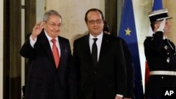 Tổng thống Pháp Francois Hollande chào đón Chủ tịch Cuba Raul Castro tại Điện Elysee, ngày 1/2/2016.