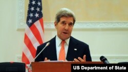 Ngoại trưởng Hoa Kỳ John Kerry nói chuyện tại một buổi họp báo