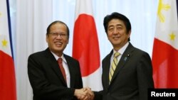 Tổng thống Philippines Benigno Aquino và Thủ tướng Shinzo Abe tại Tokyo, ngày 24/6/2014.