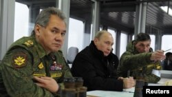 Tổng thống Nga Vladimir Putin, Bộ trưởng Quốc phòng Sergei Shoigu (trái) xem một cuộc diễn tập quân sự ở Kirillovsky.