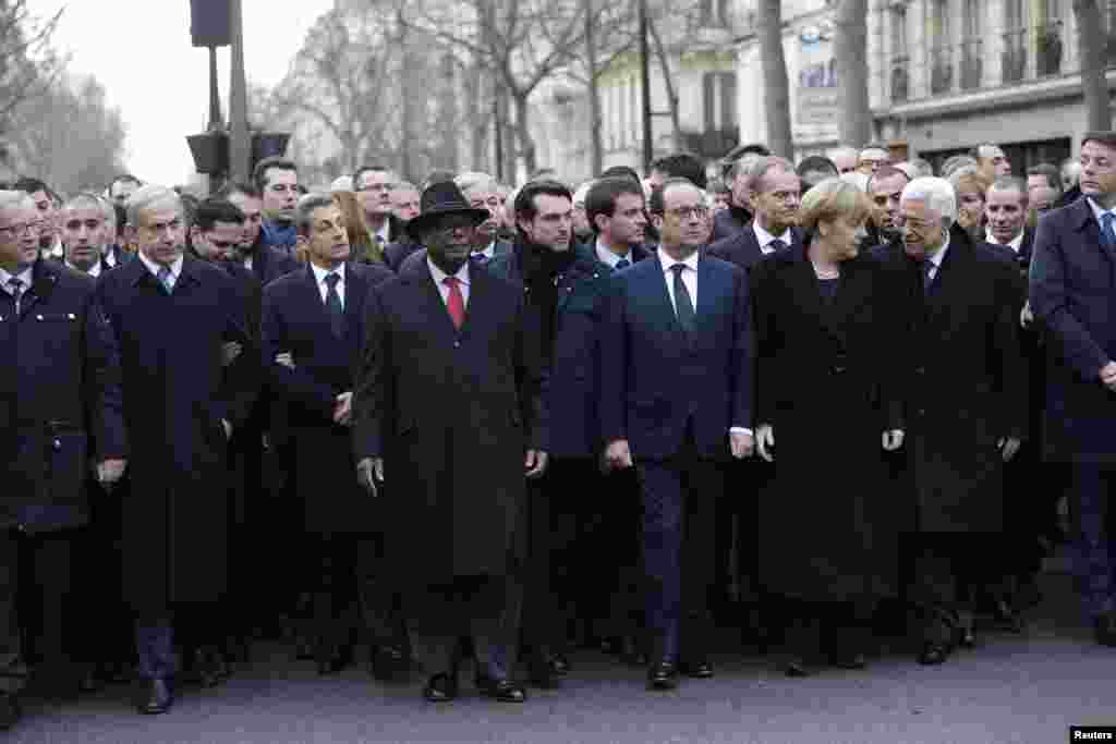 Tổng thống Pháp Francois Hollande và lãnh đạo của các quốc gia tham gia cuộc tuần hành biểu dương tinh thần đoàn kết sau các vụ bạo động khủng bố trên các đường phố của Paris, ngày 11/1/2015.