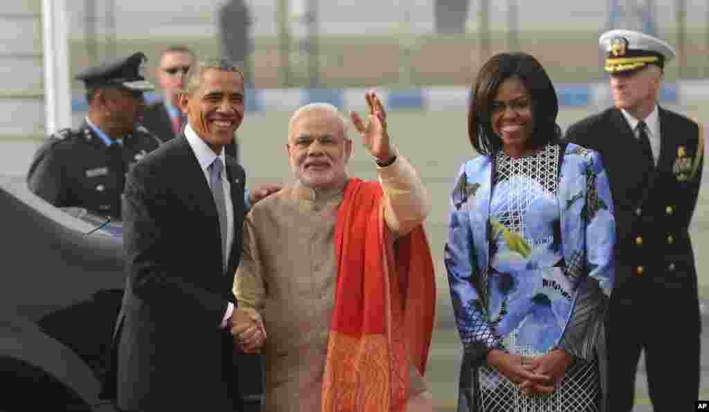 Tổng thống Hoa Kỳ Barack Obama được Thủ tướng Ấn Độ Narendra Modi đích thân đón tiếp khi ông đặt chân tới Căn cứ Không quân Palam ở New Delhi, ngày 25/1/2015.&nbsp; 