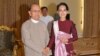 Lãnh tụ đối lập Myanmar Aung San Suu Kyi gặp Tổng thống Myanmar Thein Sein tại Dinh tổng thống ở Naypyitaw, Myanmar, ngày 2/12/2015.