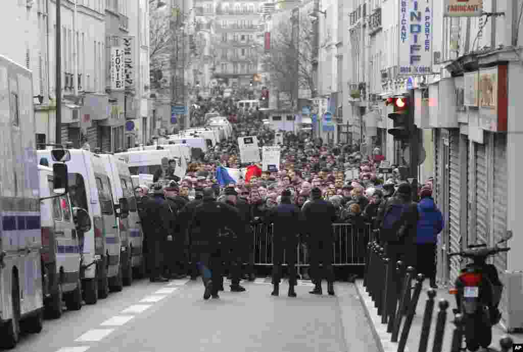 Cảnh sát chặn một con đường gần Quảng trường Place de la Republique ở Paris, ngày 11/1/2015.