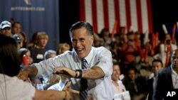 Ông Mitt Romney chào những người ủng hộ