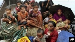 Người Hồi giáo Rohingya trên thuyền đi sang Bangladesh tị nạn