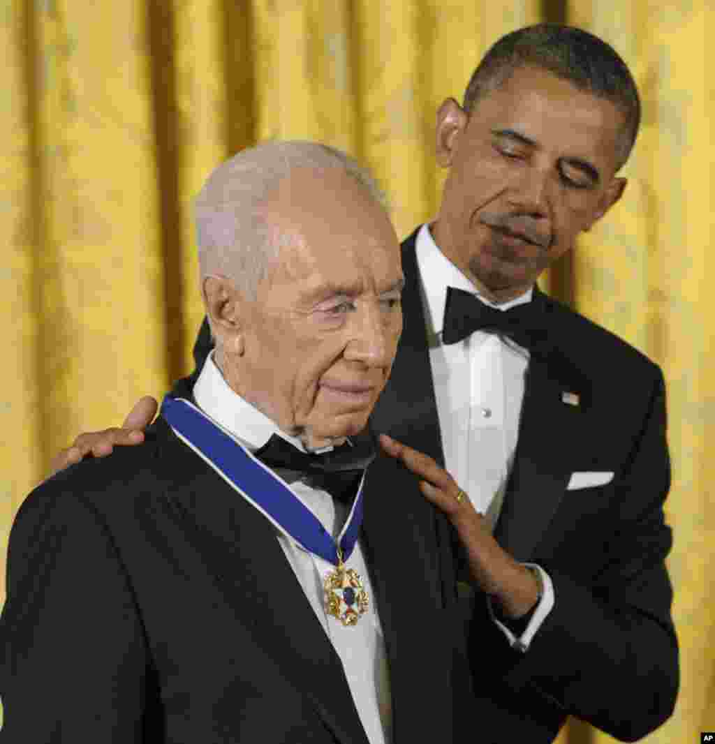 Tổng thống Barack Obama trao tặng Huân chương Tự do cho Tổng thống Israel Shimon Peres tại Toà Bạch Ốc ở Washington, ngày 13/6/2012.