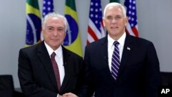 Tổng thống Brazil Michel Temer (trái) chào đón Phó Tổng thống Mỹ Mike Pence tại Dinh Planalto, thành phố Brasilia, ngày 26/6/2018.