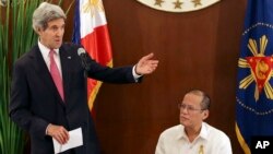 Ngoại trưởng Mỹ John Kerry phát biểu cạnh Tổng thống Philippines Benigno Aquino III tại Dinh Tổng thống Malacanang ở Manila, ngày 17/12/2013.