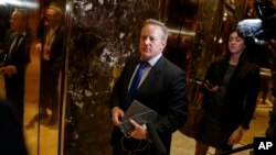 Thư ký báo chí sắp tới của Tòa Bạch Ốc, ông Sean Spicer khi đến Tòa tháp Trump, New York, ngày 14/11/2016.