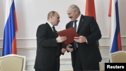 Tổng thống Belarus Lukashenko (phải) và Tổng thống Nga Putin trong một buổi lễ ký kết ở Minsk