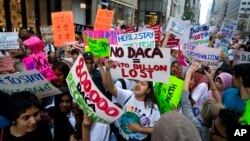 Các nhà hoạt động ủng hộ chương trình DACA tập họp gần Trump Tower ở New York ngày 15/8/2017.