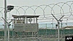 Hàng rào dây thép gai ở trại tù Guantanamo