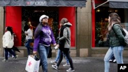 Người tiêu dùng đi mua sắm ở cửa hàng Macy's tại New York ngày 12/11/2015.