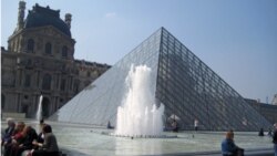 Sân chính của viện bảo tàng Louvre ở Paris, Pháp