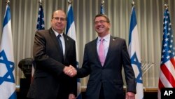 Bộ trưởng Quốc phòng Mỹ Ashton Carter và Bộ trưởng Quốc phòng Israel Moshe Ya'alon tại Tel Aviv, ngày 20/7/2015.