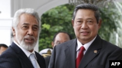 Tổng thống Ðông Timor Xanana Gusmao (trái) và Tổng thống Indonesia Susilo Bambang Yudhoyono