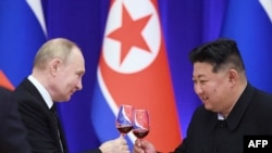 Tổng thống Nga Vladimir Putin, trái, cụng ly với nhà lãnh đạo Triều Tiên Kim Jong Un tại Nhà Tiếp tân Mongnangwan ở Bình Nhưỡng ngày 19/6/2024.