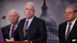 Thượng nghị sĩ Cộng hòa John McCain, bang Arizona (giữa) loan báo dự luật trừng phạt Nga về tin tặc, làm mất ổn định thế giới. (ảnh chụp ngày 10/1/2017)