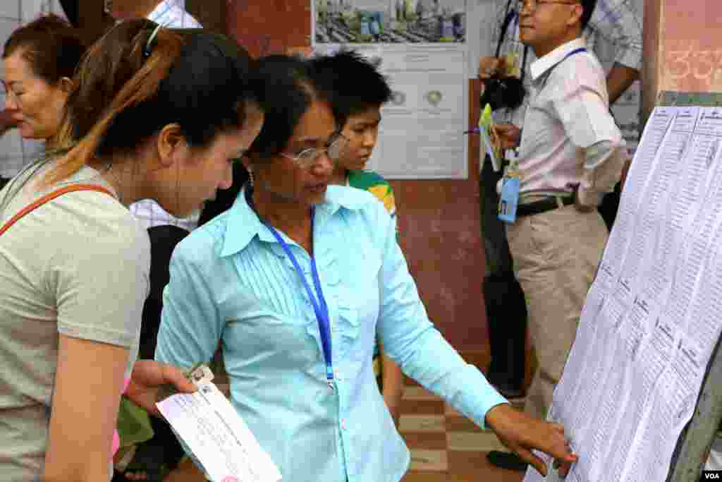 Một phòng phiếu tại Kampong Cham. (Ảnh của Heng Reaksmey/VOA Khmer)